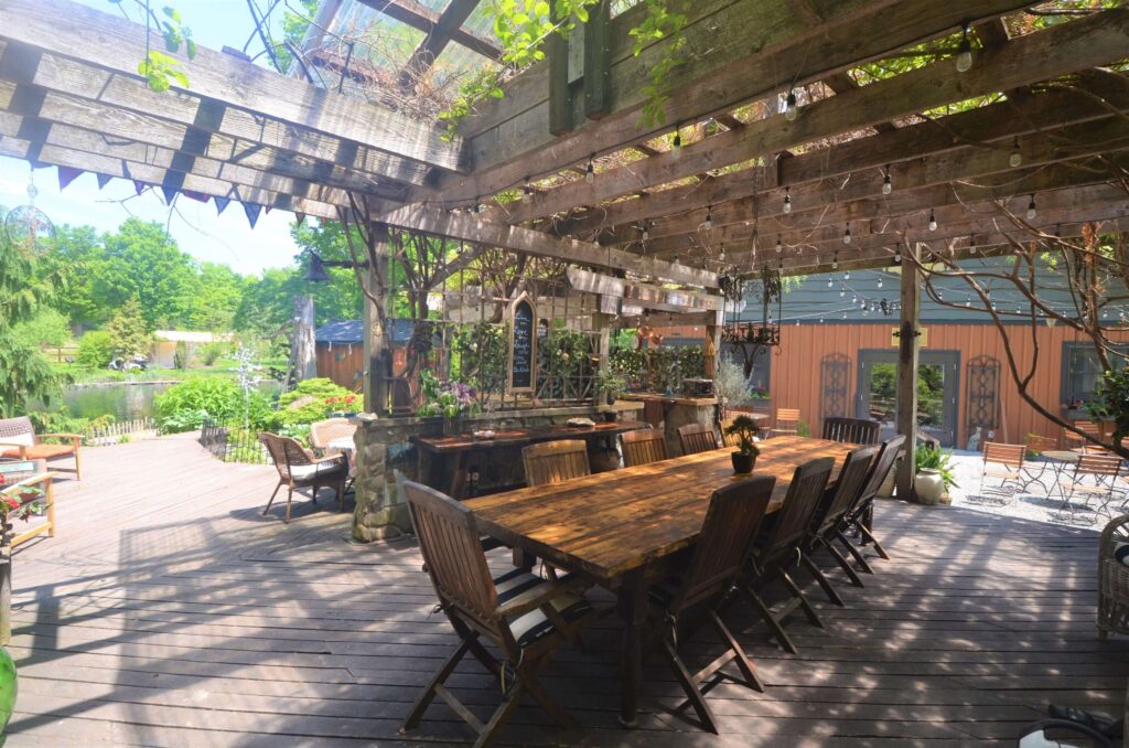 Image of the outdoor dinning area of the Wren's nest Scottland yard farm cabins