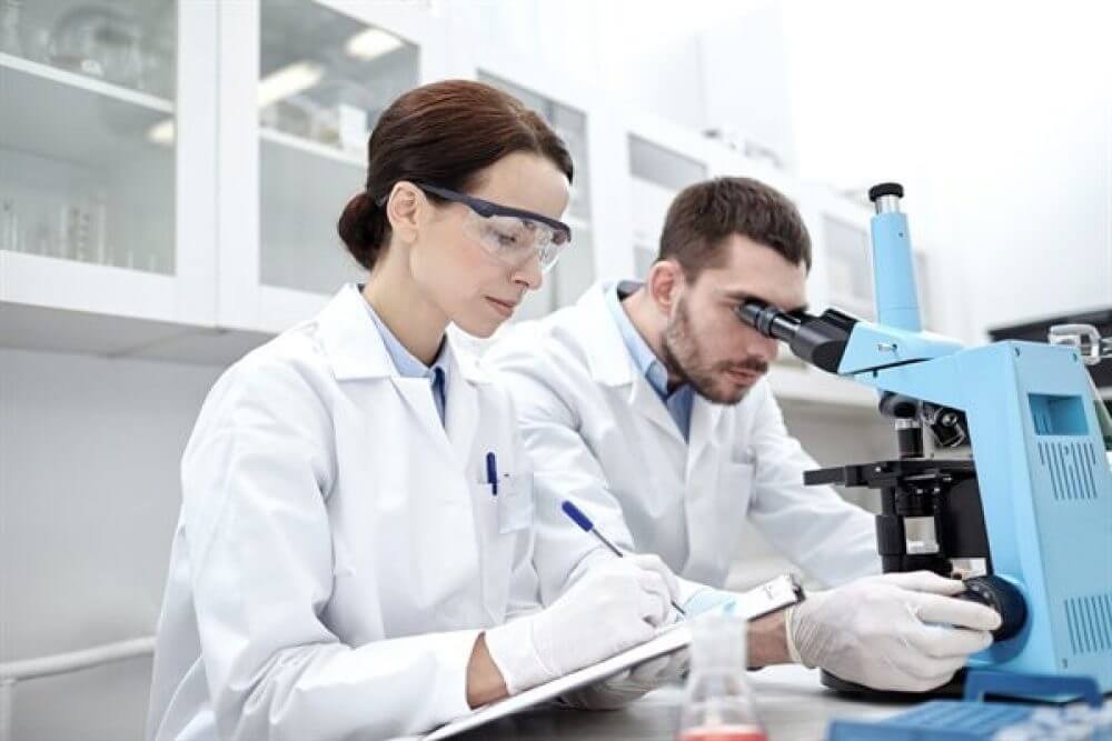 Image of a medical laboratory assistant working in a hospital